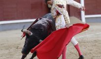 El diestro Eugenio de Mora da un pase a uno de sus toros en el segundo festejo de la Feria de Otoño de Las Ventas, con toros de la ganadería de Fuente Ymbro.