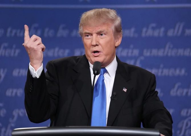 El candidato Republicano a la presidencia de los Estados Unidos, Donald Trump habla durante el primer debate de aspirantes a la Casa Blanca el 27 de septiembre de 2016.