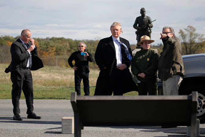 Donald Trump habla con su jefe de campaña Steve Bannon en el National Military Park de Gettysburg, Pensilvania