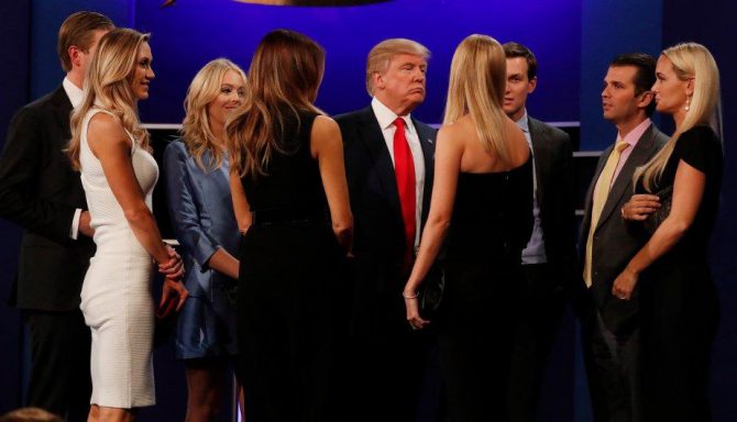 Donald Trump habla con su familia tras el debate.