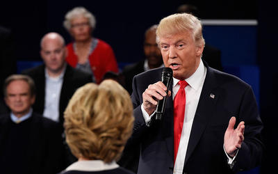 Trump, en el segundo debate presidencial. Frente a él, Hillary Clinton.
