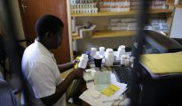 Un enfermero prepara medicación para pacientes diagnosticados con tuberculosis el 28 de octubre de 2009 en Nhlangano, Suazilandia