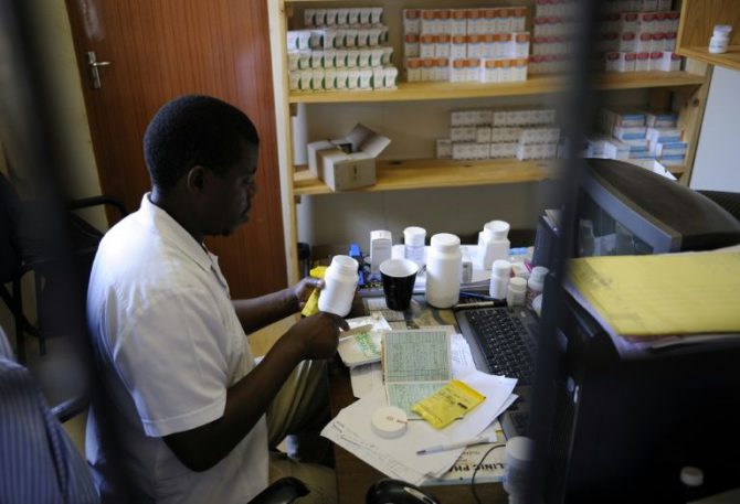 Un enfermero prepara medicación para pacientes diagnosticados con tuberculosis el 28 de octubre de 2009 en Nhlangano, Suazilandia