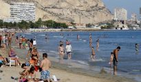 Fotografía de este domingo de turistas en una playa de Alicante