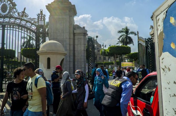Entrada de la Universidad de El Cairo.