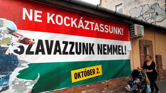 "No deberíamos correr el riesgo, vota no" reza en Hungría un cartel electoral contra las cuotas de los refugiados