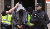 Agentes del Cuerpo Nacional de Policía trasladan a un hombre de orígen marroquí, que ha sido detenido hoy en Gijón en el marco de una operación antiyihadista, al que se considera miembro de una red de propaganda y captación del Dáesh.