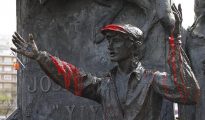 La estatua de Yiyo, manchada por pintura roja por los antitaurinos