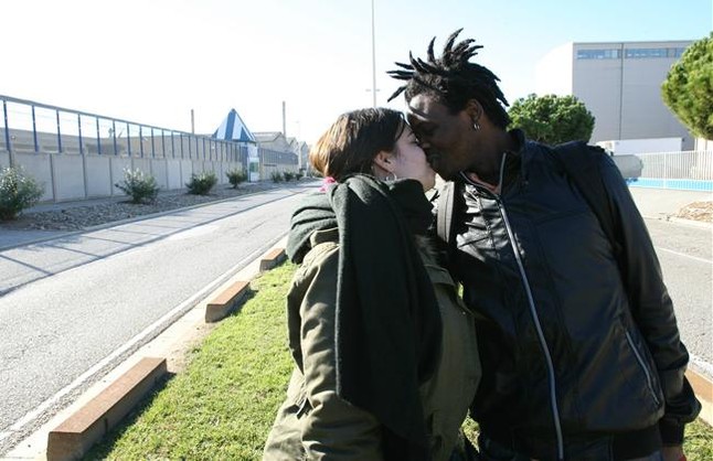 Un joven interno en el CIE se besa con su compañera embarazada.