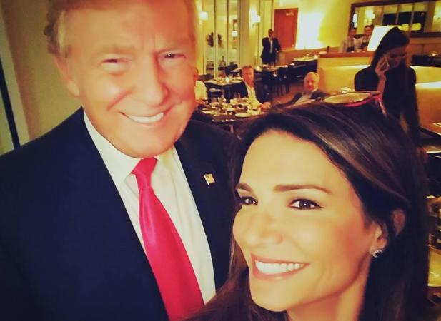 Ileana García, fundadora de «Latinas for Trump», se hace un «selfie» con el candidato republicano