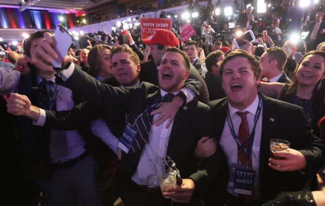 Seguidores de Trump celebrando la victoria.