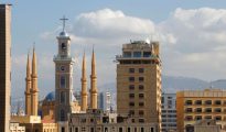 La nueva torre de la catedral de Beirut, junto a los minaretes de la mezquita colindante