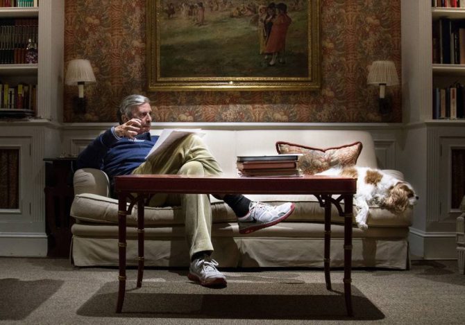 Roberto Centeno, en el salón de su casa.