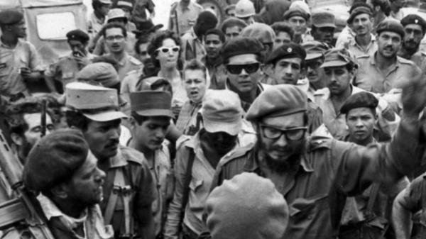 Fidel Castro dirige los combates durante la invasión de Bahía de Cochinos en Playa Girón.