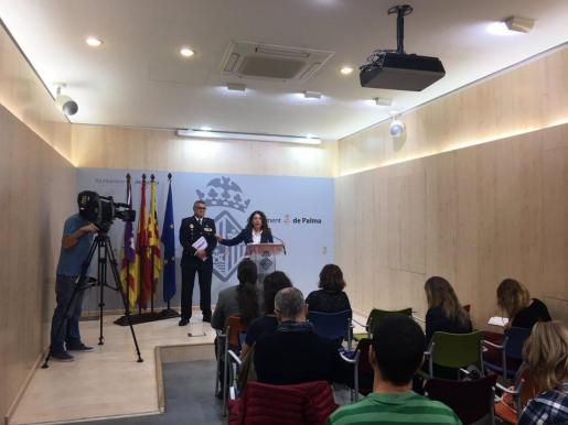 La edil Angèlica Pastor y el jefe policial Josep Palouzie han comparecido en rueda de prensa.