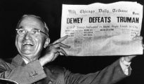 El día de las elecciones «Chicago Daily Tribute» tituló con lo que creían que iba a ser la victoria del rival de Truman. En la fotografía, el presidente se burla del error de los sondeos