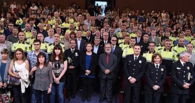 La alcaldesa de Barcelona, Ada Colau, en un acto con la Guardia Urbana