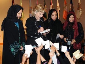 Hillary Clinton y Saleha Abedin