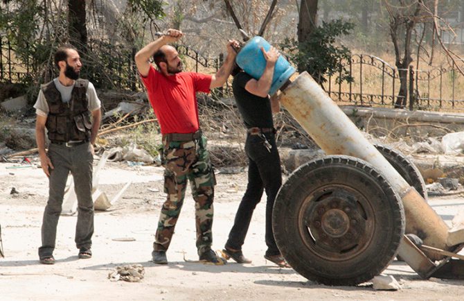 Rebeldes sirios se preparan para lanzar un explosivo improvisado en Alepo, Siria