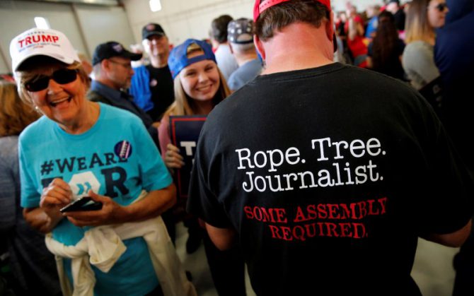 Partidarios de Trump exhiben mensajes contra los periodistas.