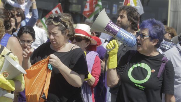 La concejal de Podemos responsable de Mujer, Ana Camelo, a la derecha.
