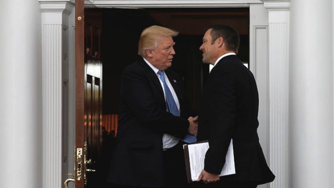 Donald Trump recibe a Kris Kobach