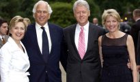 Lynn Forester de Rothschild (d) junto a Bill Clinton.