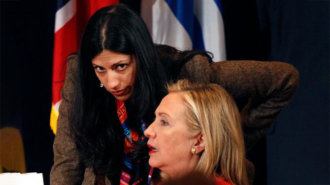 Hillary Clinton, Secretaria de Estado de EE.UU, conversa con Huma Abedin durante un evento en Nueva York. 20 de septiembre de 2011.