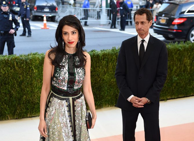Anthony Weiner y Huma Abedin llegan a un evento de beneficencia en el Museo Metropolitano de Nueva York. 2 de mayo de 2016.