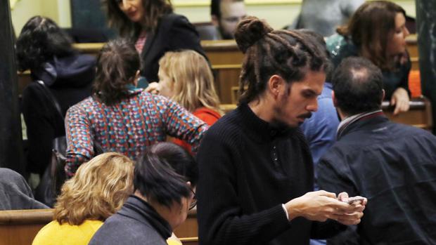 Los diputados de Unidos Podemos abandonan el hemiciclo momentos antes del minuto de silencio