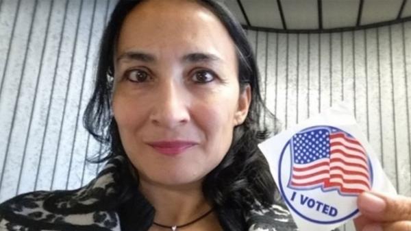 Asra Q. Nomani el martes pasado, luego de haber emitido su voto por Donald Trump.