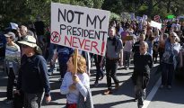 Una mujer sostiene un cartel durante una manifestación contra el Presidente electo Donald Trump en Golden Gate Park, San Francisco (California).