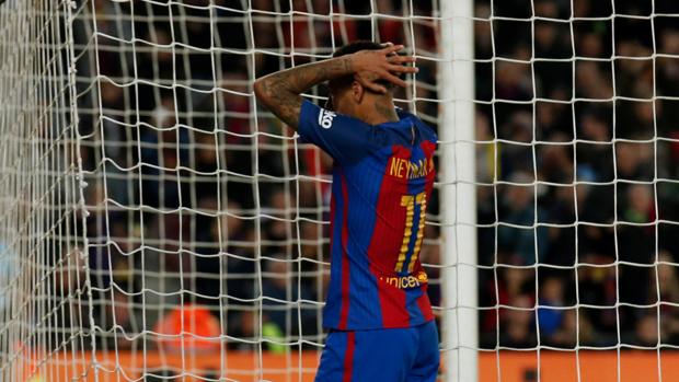 Neymar se lamenta tras fallar una ocasión