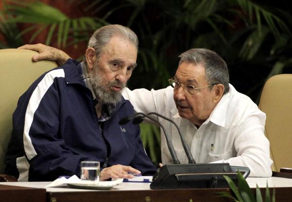 Abril, año 2011, junto a su hermano Raúl, que tomó el control del gobierno en la isla