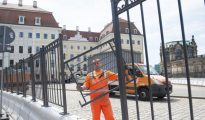 Un operario refuerza la segurida entorno al el hotel Taschenbergpalais Kempinski de Dresde, sede de una de las reuniones del Club Bilderberg.