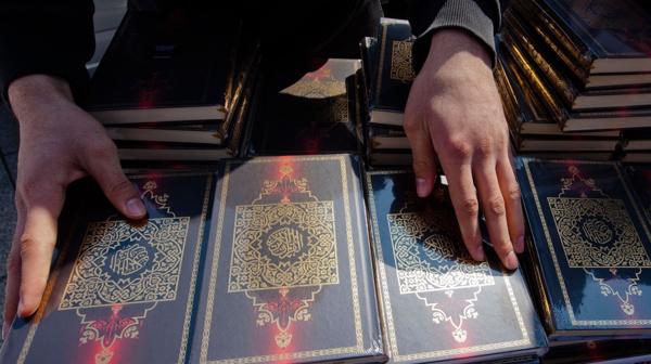 Las copias del Corán eran distribuidas gratuitamente en la vía pública
