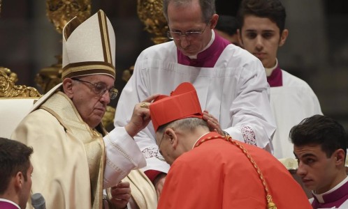 Momento en el que Francisco le impone el birrete cardenalicio a Osoro