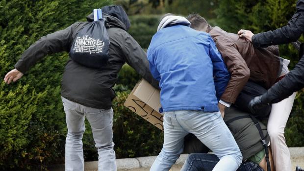 En la imagen, los jóvenes patriotas responden a la provocación del perroflauta.