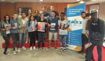 La concejal con un grupo de adolescentes en la presentación de la XII Semana Joven en Alicante