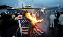 Imagen de arcchivo de un trabajador quemando una bandera estadounidense en Dallas