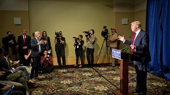 El periodista Jorge Ramos (a la izquierda) discute con Donald Trump en una rueda de prensa.