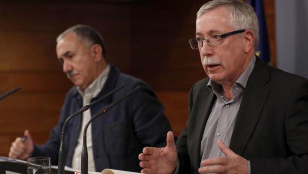 Los secretarios generales de UGT, Pepe Álvarez (i) y de CC.OO., Ignacio Fernández Toxo (d)