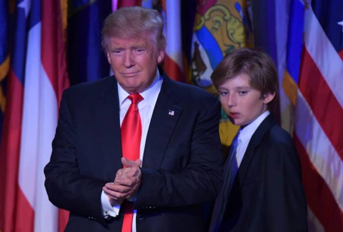 Trump junto a su hijo Barron en el Hotel Hilton