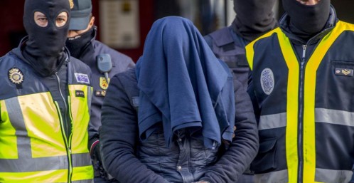 Efectivos de la Policía Nacional trasladan al detenido en Aranjuez tras el registro de su domicilio