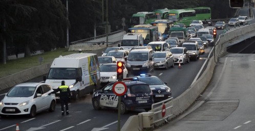 Una patrulla controla los accesos a la capital