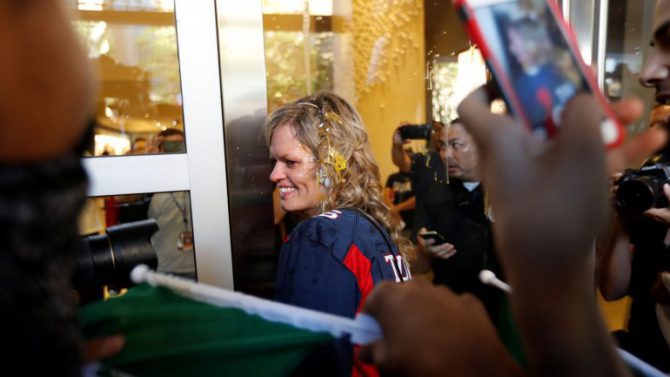 Acorralan a una seguidora de Trump y le lanzan huevos.