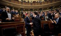 Rajoy saluda a Rivera en su escaño del Congreso