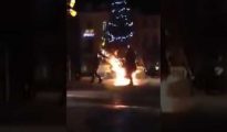 Imagen del árbol navideño quemado en Bruselas.
