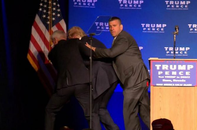 Trump es evacuado en un acto electoral por una amenaza terrorista.