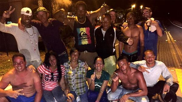 El grupo de los primeros balseros que llegaron a EEUU dos días después de la muerte de Fidel Castro